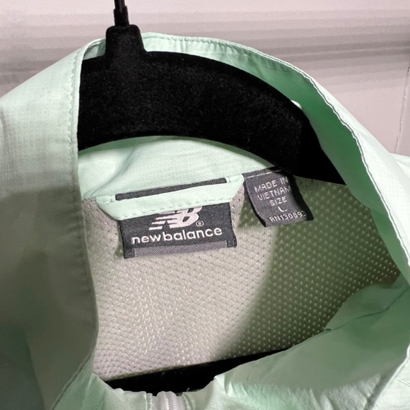 New Balance Women’s Windbreaker - Picture 4 of 4